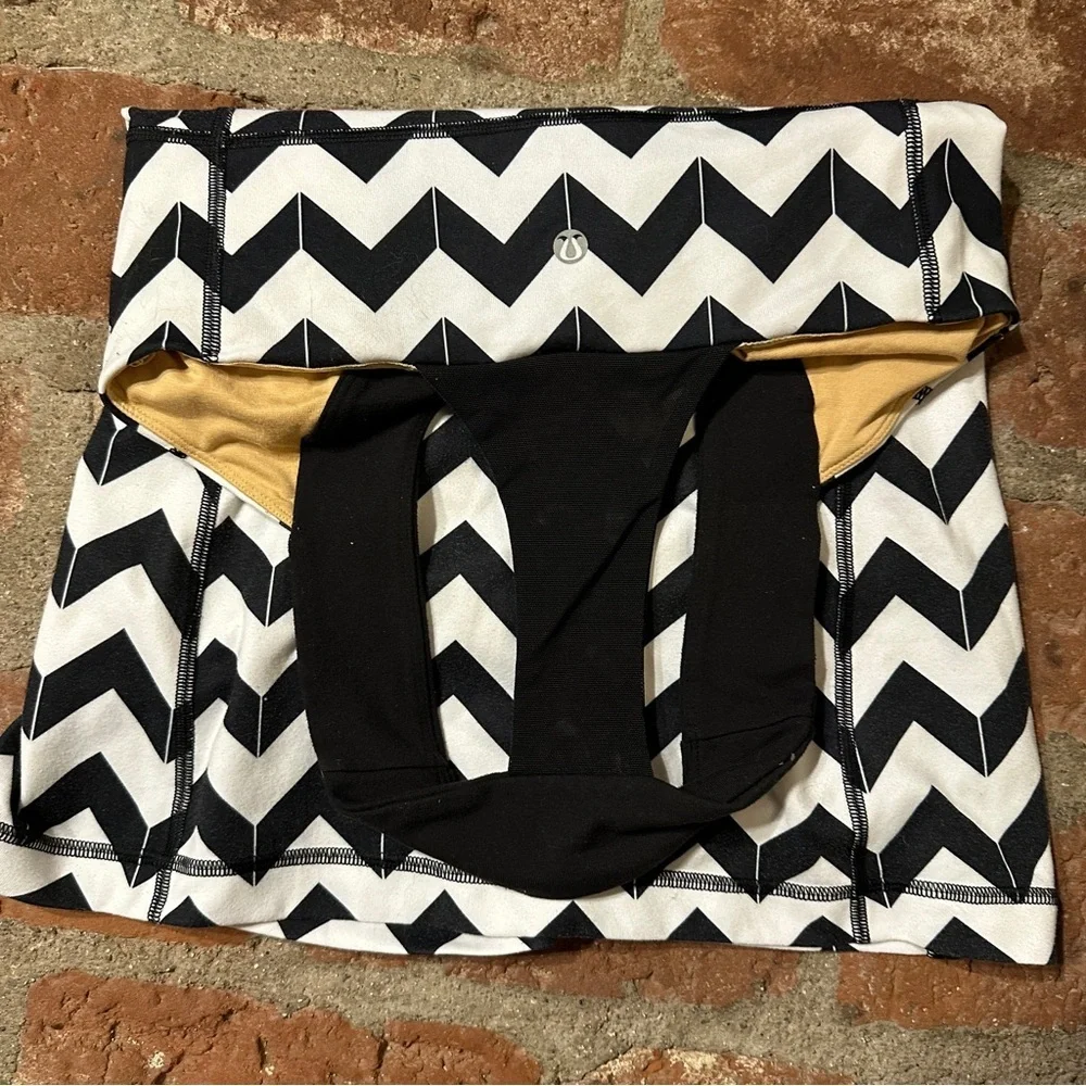 Lululemon Scoop Neck Tank in the "Arrow Chevron Polar Cream Black" pattern sz 6 - Picture 7 of 16